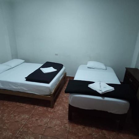 Guest House 通贝斯 外观 照片