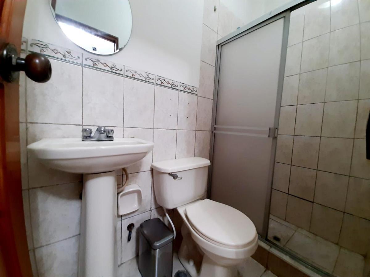 Guest House 通贝斯 外观 照片