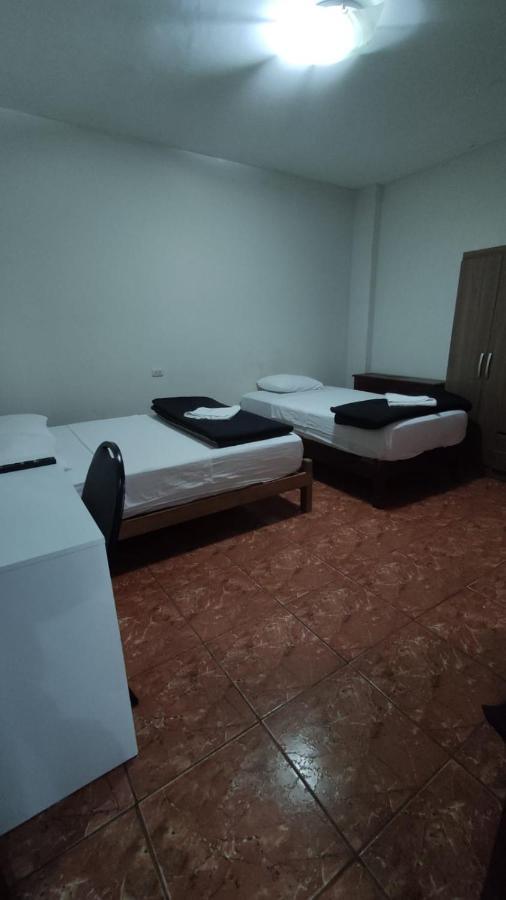 Guest House 通贝斯 外观 照片