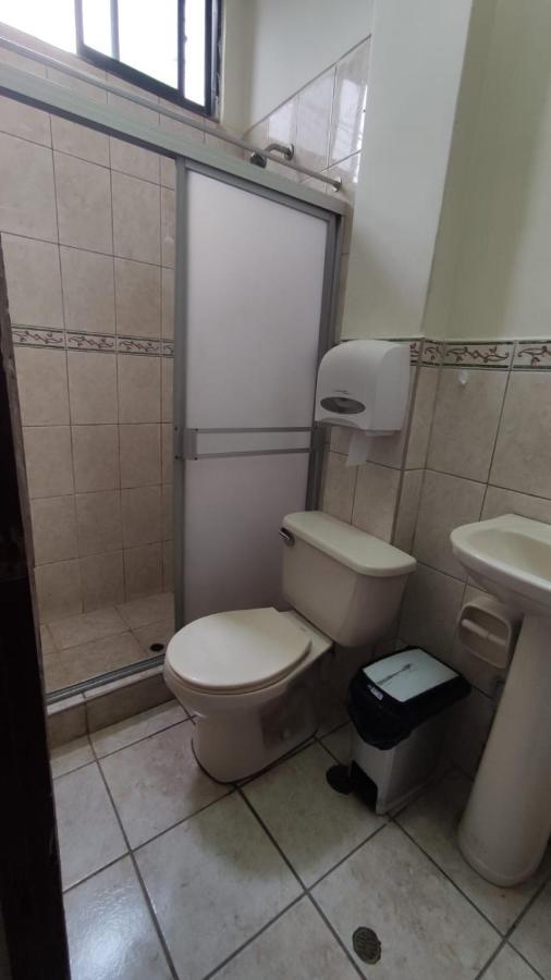Guest House 通贝斯 外观 照片